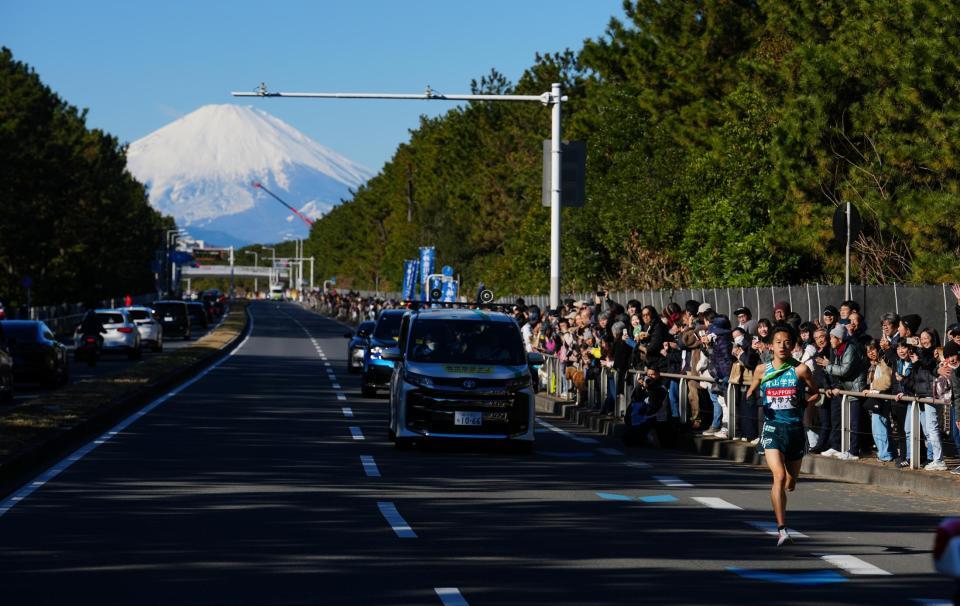 　８区、富士山をバックに力走する青学大・塩出＝３日