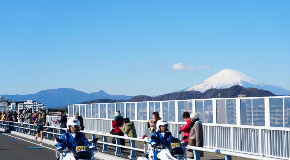 　８区、富士山をバックに力走する青学大・塩出＝３日
