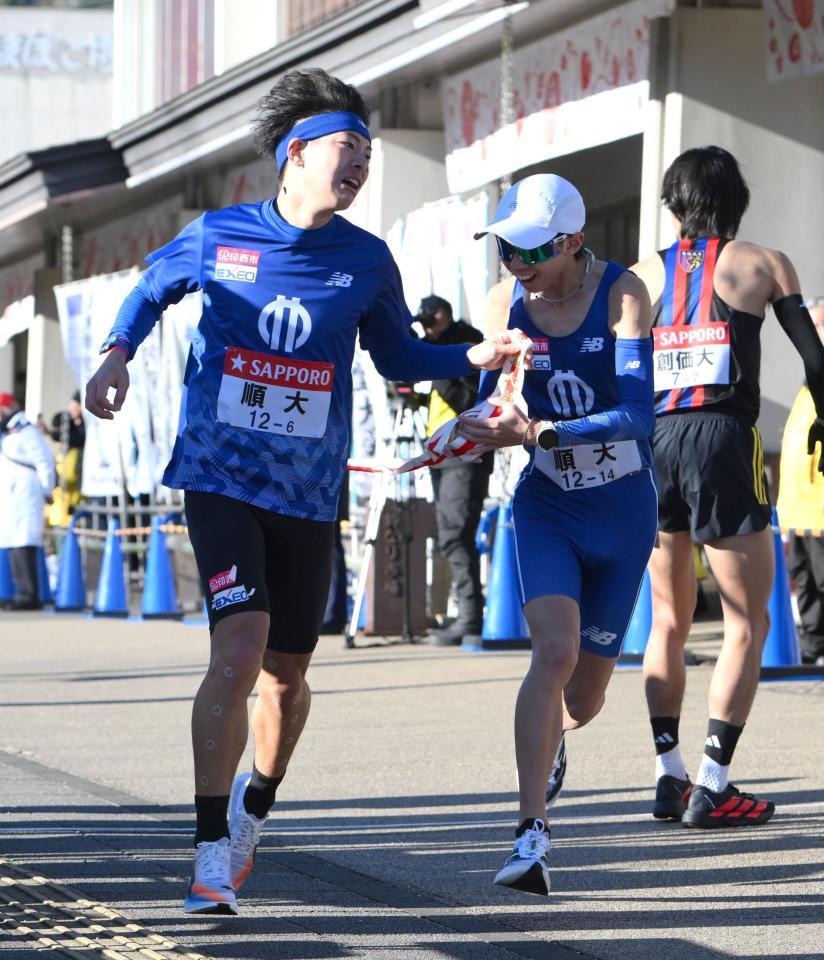 　たすきをつなぐ順大・谷本昂士郎と玉目陸＝３日