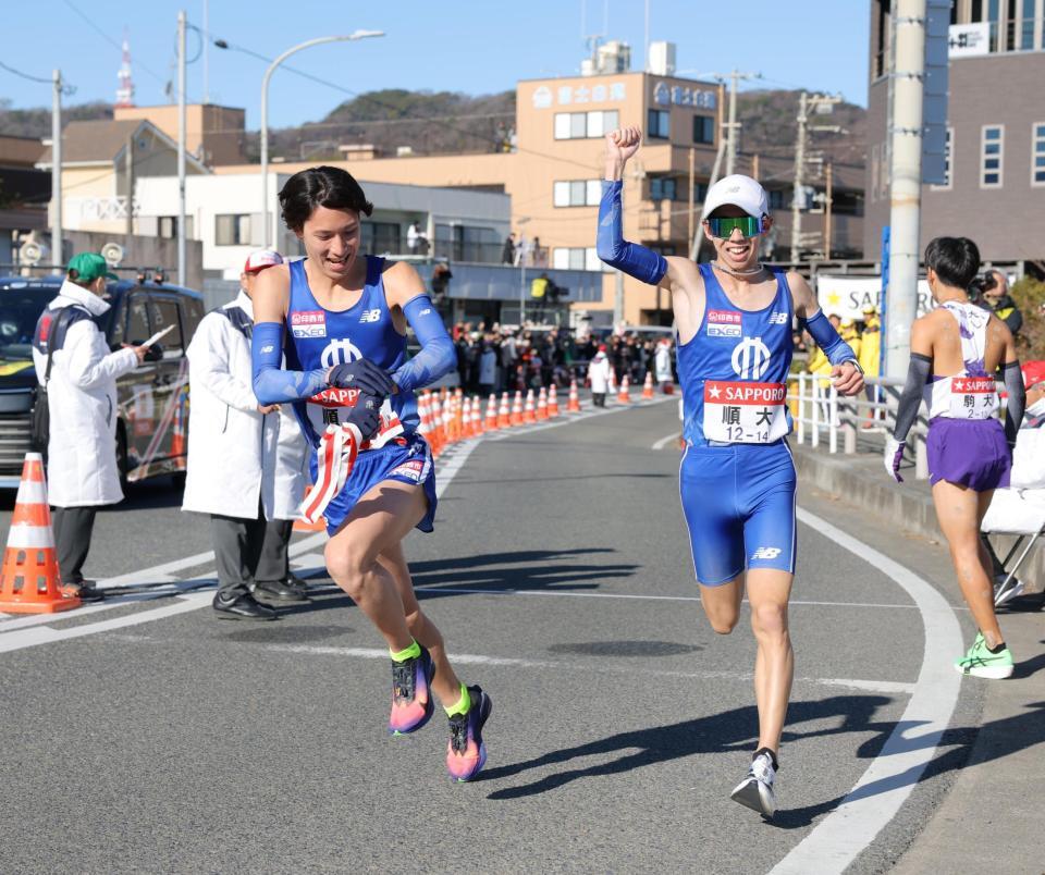 平塚中継所で、玉目陸（右）からたすきを受け取った順大・永原颯磨＝３日
