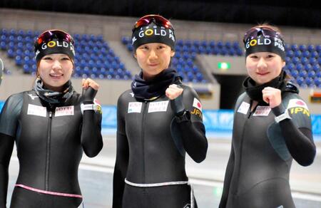 　練習後にポーズをとるスピードスケート女子の（左から）佐藤綾乃、高木美帆、堀川桃香