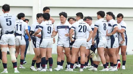 　桐蔭学園に敗れ、肩を落とす大阪桐蔭フィフティーン（撮影・中田匡峻）