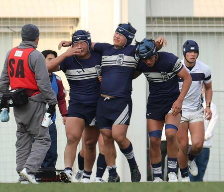 　チームメートに肩を借りながら引き揚げる桐蔭学園・喜（右から２人目）＝撮影・中田匡峻