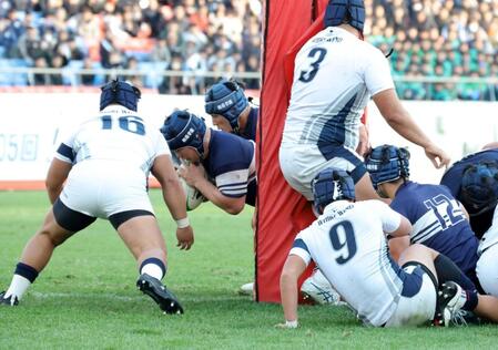 　終了間際、密集からゴール中央付近にボールを押さえ込み、トライを決める桐蔭学園・喜（撮影・坂部計介）