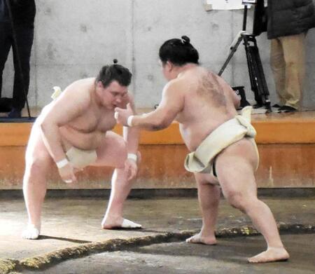 　藤ノ川にぶつかる安青錦