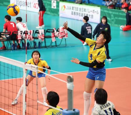 　第１セット、スパイクを放つ鹿児島城西・頼冨果穂（撮影・佐々木彰尚）