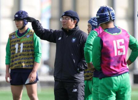 　練習中、選手に指示を出す桐蔭学園・藤原秀之監督（撮影・坂部計介）