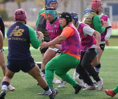 　決勝戦前日に練習に励む桐蔭学園・喜瑛人（中央）ら桐蔭学園フィフティーン（撮影・坂部計介）