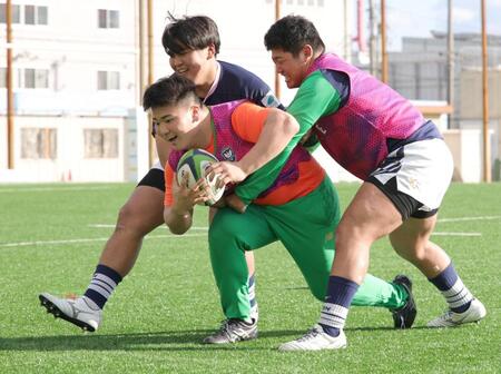 　決勝前日、リラックスムードで練習する桐蔭学園・喜瑛人（中央）＝（撮影・坂部計介）