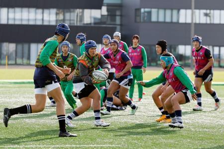 　決勝に向け調整する桐蔭学園の選手たち＝神戸市