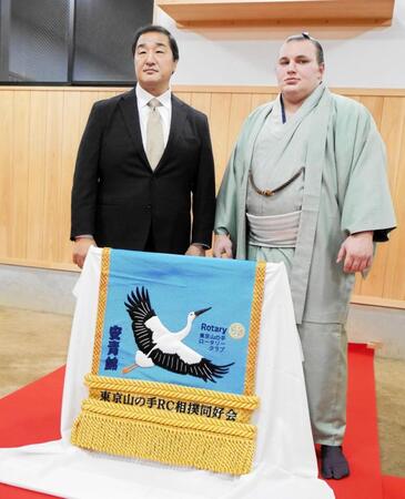 　新しい化粧まわしを贈られた安青錦（右）と安治川親方