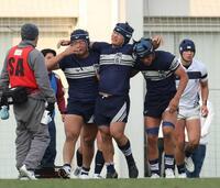 　チームメートに肩を借りながら引き揚げる桐蔭学園・喜（右から２人目）＝撮影・中田匡峻