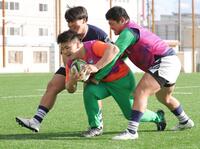 　決勝前日、リラックスムードで練習する桐蔭学園・喜瑛人（中央）＝（撮影・坂部計介）