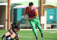 　決勝前日、リラックスムードで練習する桐蔭学園・喜瑛人（右）＝撮影・坂部計介