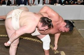 　安青錦（左）に投げを打つ豊昇龍（撮影・佐藤厚）