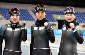　練習後にポーズをとるスピードスケート女子の（左から）佐藤綾乃、高木美帆、堀川桃香