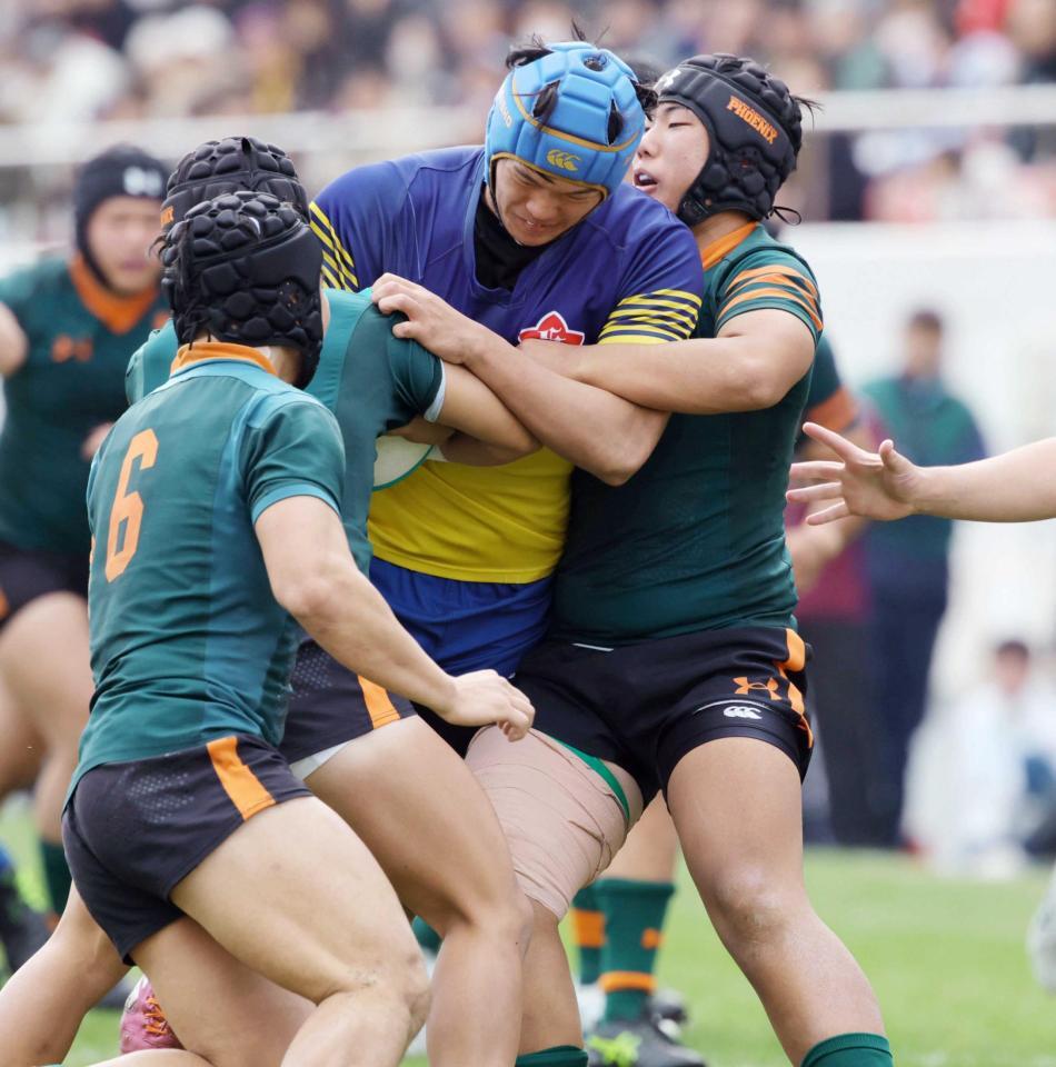 　後半、相手のプレッシャーに耐え、ジリジリとゴールラインに進む京都成章・土肥