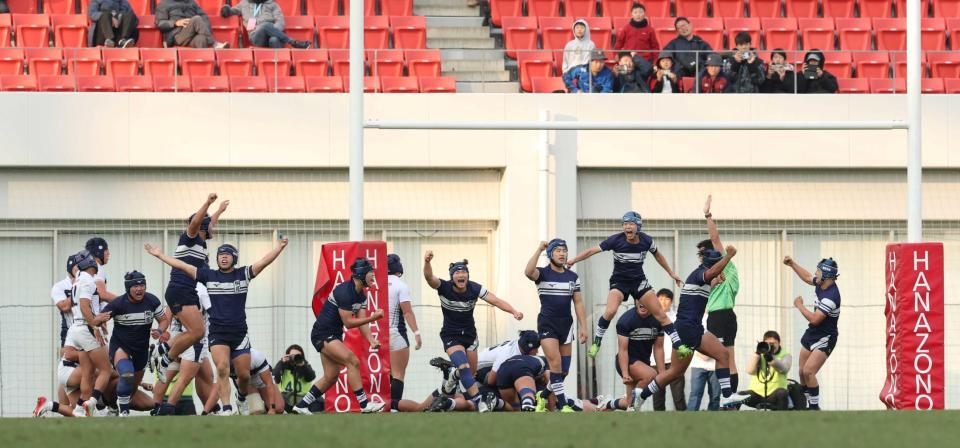 　逆転トライを決め、歓喜の桐蔭学園フィフティーン