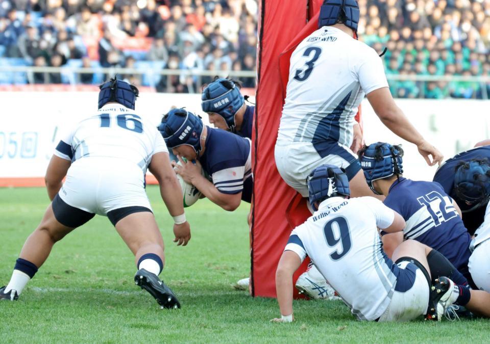 　終了間際、密集からゴール中央付近にボールを押さえ込み、トライを決める桐蔭学園・喜（撮影・坂部計介）