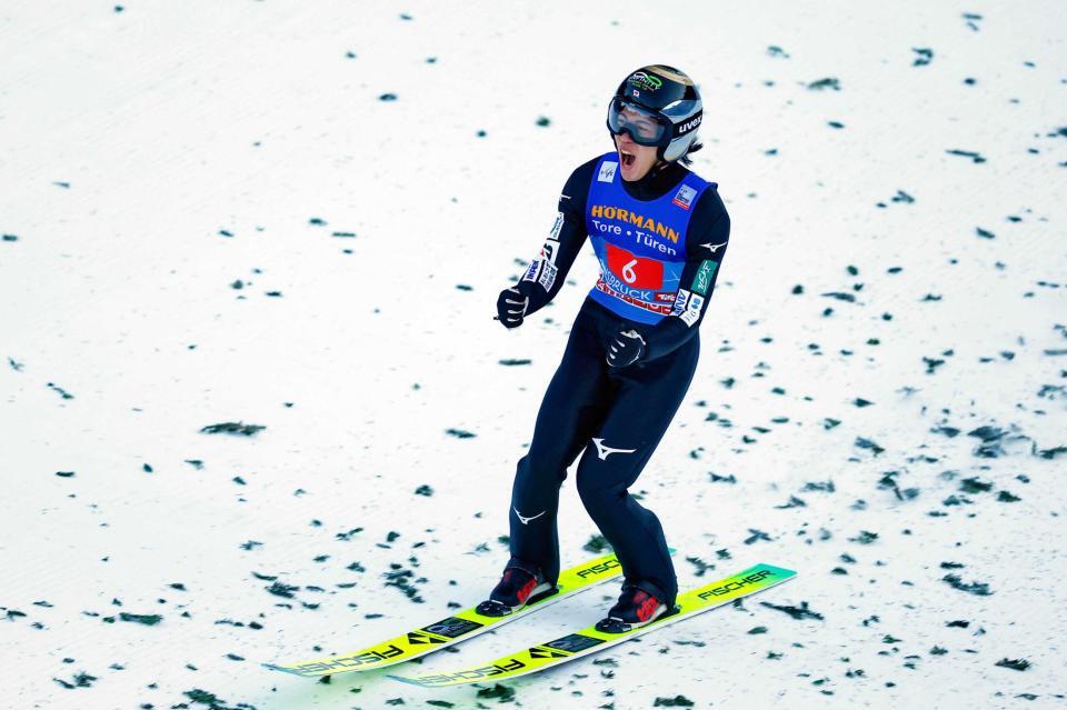 　Ｗ杯ジャンプ男子個人第１４戦で２回目の飛躍を終え、ガッツポーズする二階堂蓮。Ｗ杯初優勝を決めた（共同）