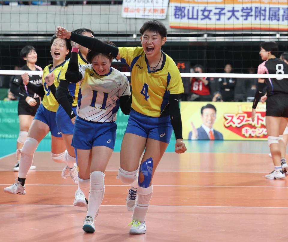 　１回戦を突破して喜ぶ鹿児島城西・頼冨果穂（撮影・佐々木彰尚）