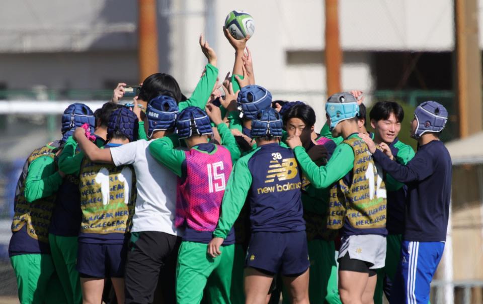 　練習開始前、集まって気合いを入れる桐蔭学園フィフティーン（撮影・坂部計介）