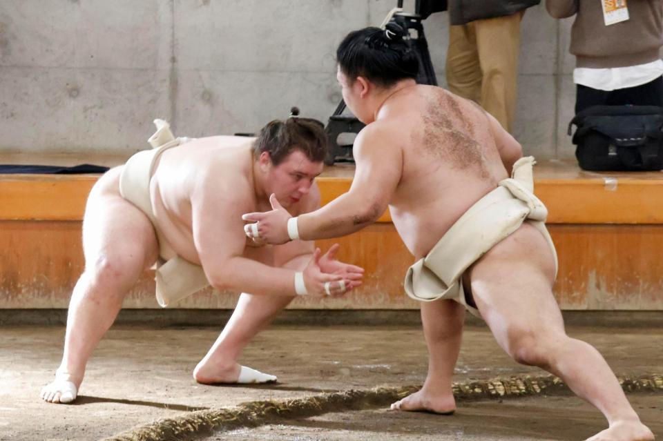 　仕上げのぶつかり稽古に臨む大関安青錦（左）