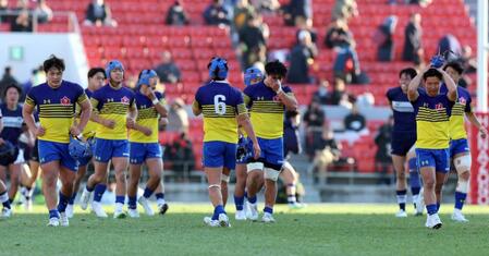 　桐蔭学園に敗れ肩を落とす京都成章フィフティーン（撮影・山口登）