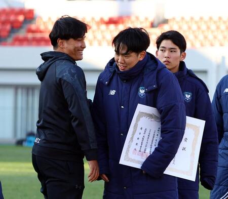 　京都成章・笹岡空翔主将（左）は桐蔭学園・堂薗尚悟主将と言葉を交わし勝利をたたえる（撮影・山口登）
