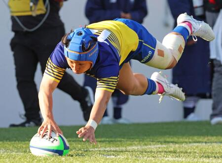 　後半、右中間へ飛び込みトライを挙げる京都成章・篠颯太郎（撮影・立川洋一郎）