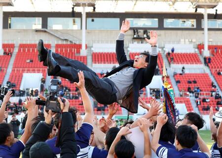 　３年連続６度目の優勝を決めフィフティーンから胴上げされる桐蔭学園・藤原秀之監督（撮影・山口登）