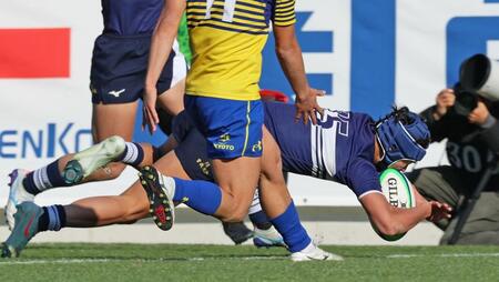 　前半、左中間へトライを決める桐蔭学園・曽我大和（撮影・立川洋一郎）