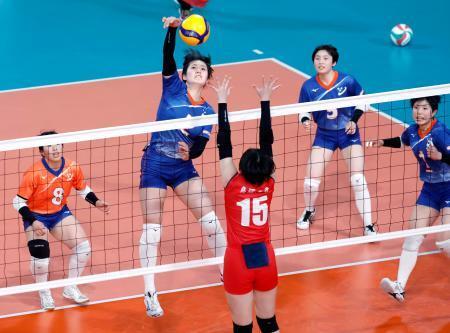 　鳥栖商-銀河学院　第２セット、スパイクを決める銀河学院・畠山（２）＝東京体育館