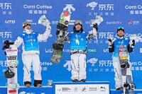 　スノーボードＷ杯ハーフパイプの開幕戦で優勝し、笑顔を見せる平野歩夢。左は２位の戸塚優斗、右は３位の平野流佳＝２０２５年１２月、張家口・密苑（共同）