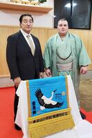 　化粧まわしの贈呈式に出席した大関安青錦（右）と安治川親方