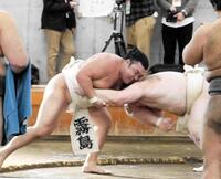 　低い体勢で霧島（左）と相撲を取る安青錦