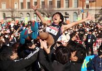 　１位でゴールし、胴上げされるＧＭＯインターネットグループのアンカー・鶴川正也＝１日