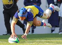 　後半、右中間へ飛び込みトライを挙げる京都成章・篠颯太郎（撮影・立川洋一郎）