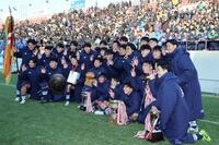 　３連覇を達成し、記念写真に納まる桐蔭学園フィフティーン（撮影・山口登）