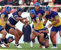 　前半、桐蔭学園・堂薗尚悟（左から２人目）は京都成章・岡元聡志（中央）の突進を阻む（撮影・山口登）