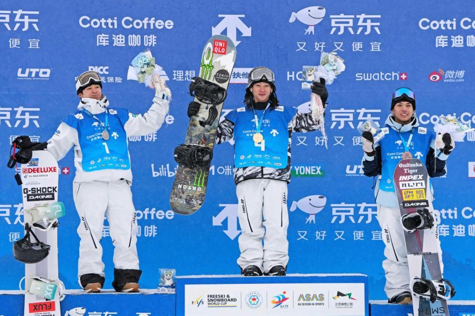 　スノーボードＷ杯ハーフパイプの開幕戦で優勝し、笑顔を見せる平野歩夢。左は２位の戸塚優斗、右は３位の平野流佳＝２０２５年１２月、張家口・密苑（共同）