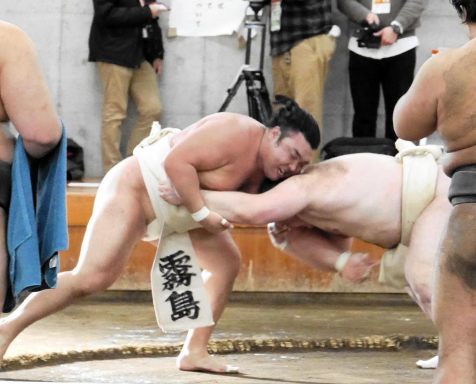 　低い体勢で霧島（左）と相撲を取る安青錦