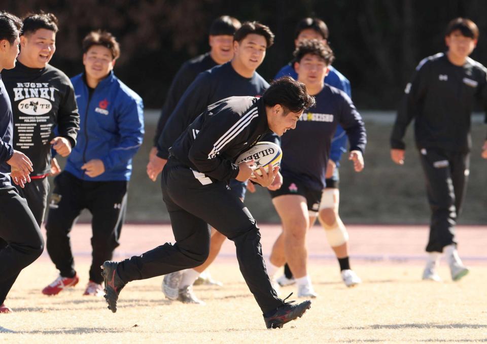 　練習に励む京都成章・土肥祐斗（中央）＝奈良県奈良市・ロート奈良鴻ノ池パーク（撮影・中田匡峻）