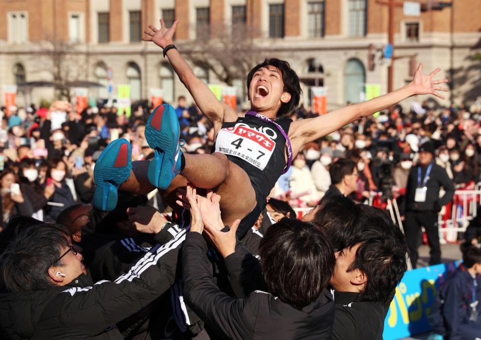 　１位でゴールし、胴上げされるＧＭＯインターネットグループのアンカー・鶴川正也＝１日
