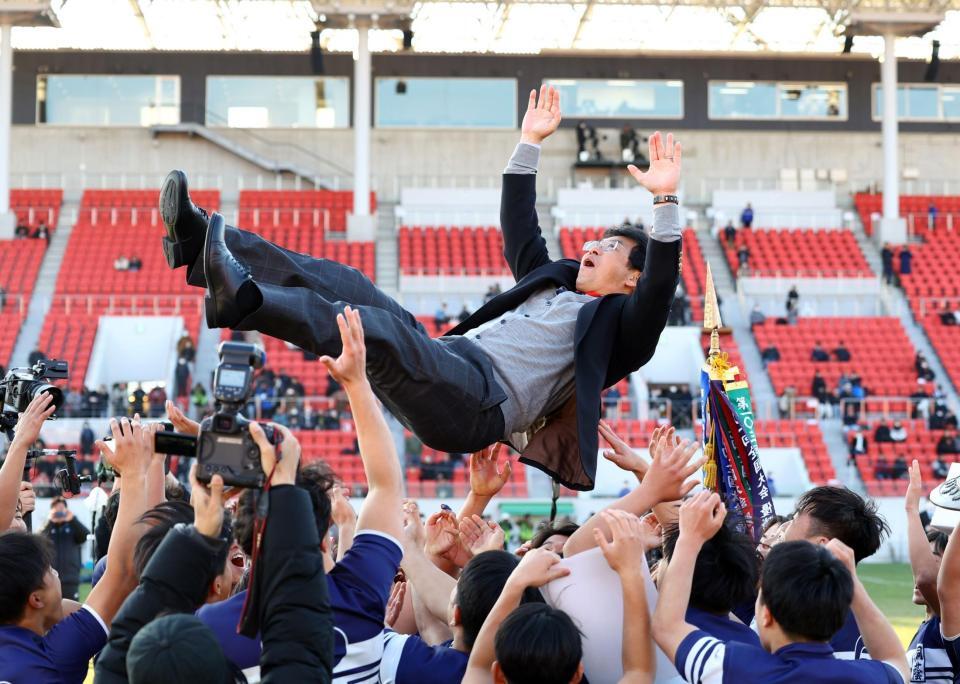 　３年連続６度目の優勝を決めフィフティーンから胴上げされる桐蔭学園・藤原秀之監督（撮影・山口登）