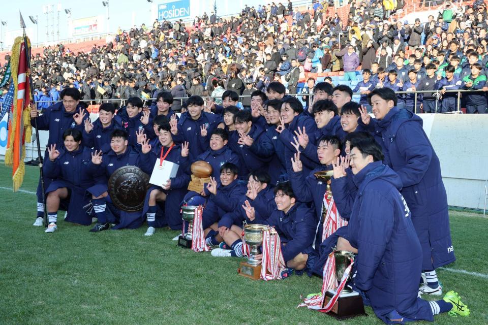 　３連覇を達成し、記念写真に納まる桐蔭学園フィフティーン（撮影・山口登）