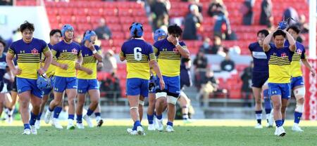 　桐蔭学園に敗れ、肩を落とす京都成章フィフティーン