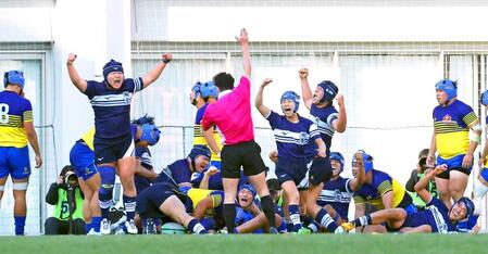 　後半、長尾がだめ押しとなるトライを挙げ、喜ぶ桐蔭学園フィフティーン（撮影・立川洋一郎）
