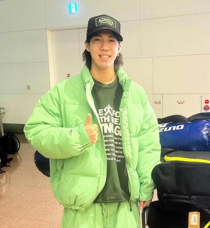 　羽田空港で取材に応じた二階堂