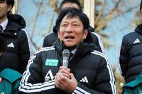 　大観衆の前で優勝報告をする原監督
